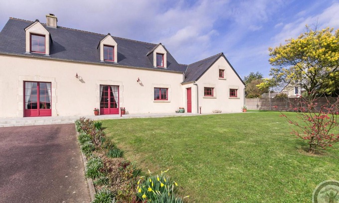Sainte-Mere-Eglise Cottage | Charming Family Home with Garden near Historic Sainte-Mère-Église, Fully Equipped, Pet Friendly