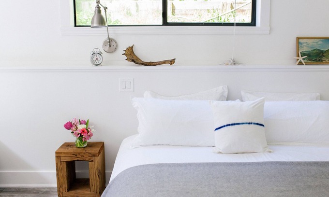 Roberts Creek Cottage | Charming, family friendly Cottage 3 minute walk to the beach.