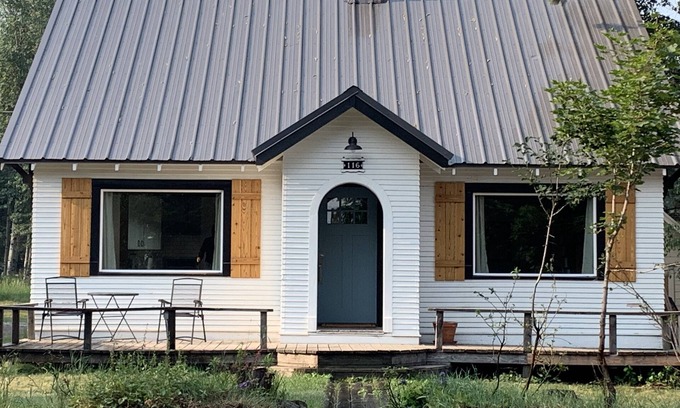 McCall House | Charming Family/Pet Friendly Home on Lake Street! One minute walk to downtown.
