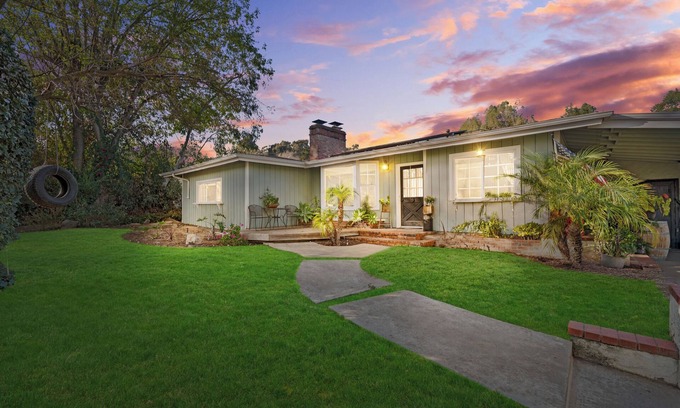 North Broadway House | Charming family Ranchette - Entire Home with pool
