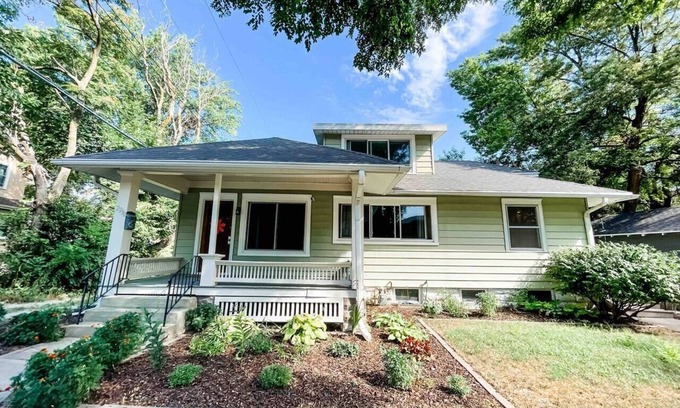 Near South House | Charming Family-sized Bungalow in Heart of Lincoln