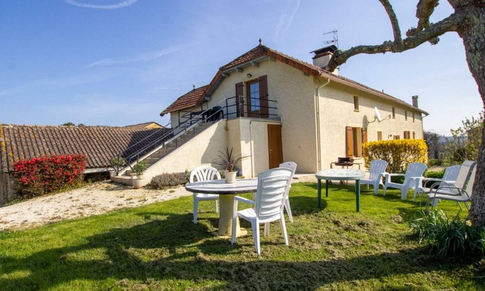 Doissat Cottage | Charming Farmhouse with Terrace, Fishing Ponds, and Outdoor Activities near Dordogne