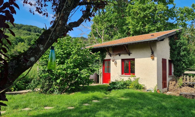 Lagney Cottage | Charming Garden Retreat: Cozy Studio, Private Terrace, Near Vineyards & Forest Trails