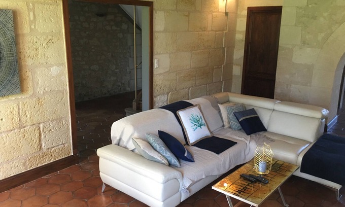 Villegouge House | CHARMING GITE WITHIN AN ORGANIC WINE PROPERTY
