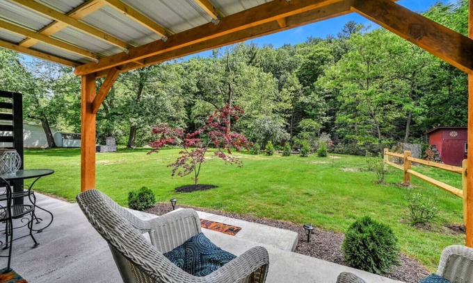 Cumbola Cabin | Charming Hammock by the River