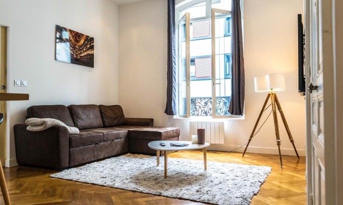 Quartier Pasteur Apartment | Charming Haussmannien 50m2 - city center