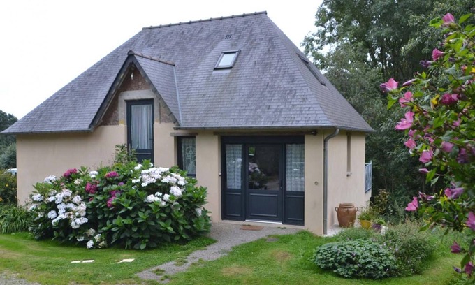 Le Mesnil-Rainfray Cottage | Charming house with balcony on green hill