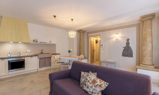 Desenzano del Garda Apartment | Charming Holiday Apartment "Oleandro" with Wi-Fi, Shared Garden & Pool