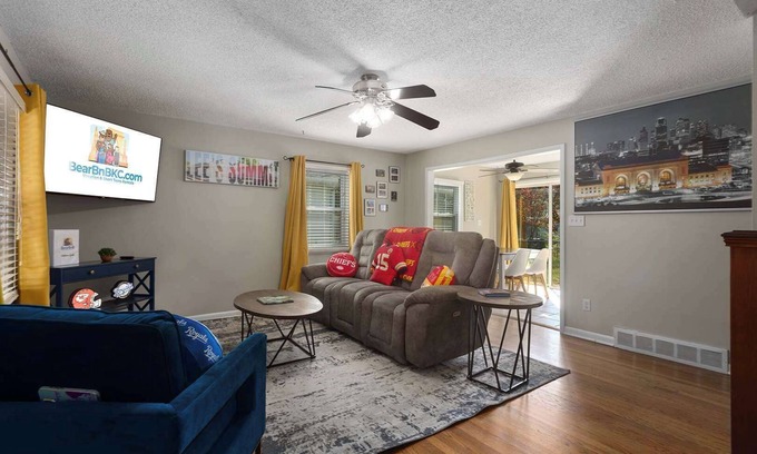 Lee's Summit House | Charming Home|4 KingBeds|Fenced Yard|Fire pit