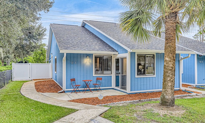 Indian Trails House | Charming home near beach & golf with central AC & patio - dog-friendly