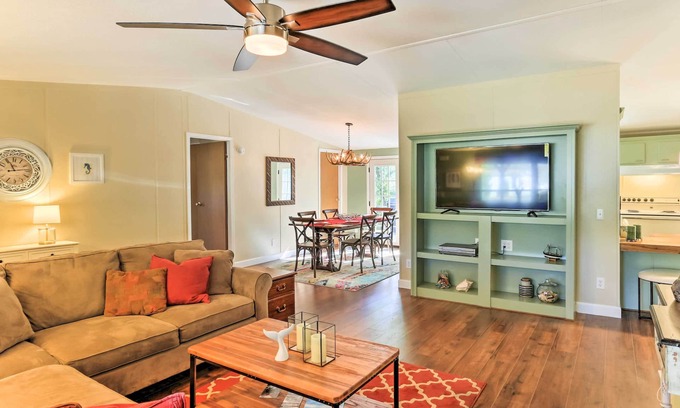 Pottsboro House | Charming Home w/Deck & Yard - 1 Mi to Lake Texoma