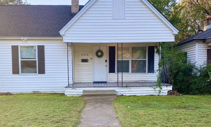 Wichita Falls House | Charming Home+Washer Dryer+Kitchen +Quick Access to Freeway