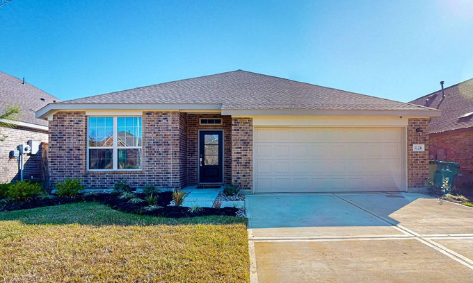 Conroe House | Charming house close to Lake Conroe with full kitchen, backyard & fitness room