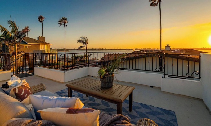 San Diego House | Charming house in lovely San Diego, steps from Mission Bay with WiFi, AC