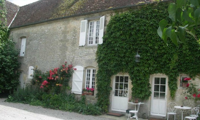 Sarceaux Cottage | Charming House in Sarceaux with WIFI and Pets Allowed