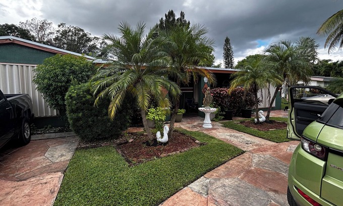 Fort Lauderdale House | Charming house with 1 bedroom AC unit with private bathroom.
