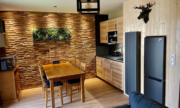 La Joue du Loup Ski Chalet | Charming La Joue Du Loup chalet (sleeps 6 to 8) 300 meters from the slopes