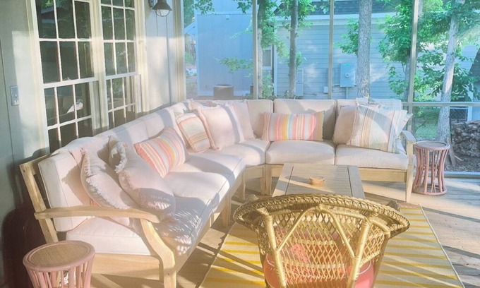 Milledgeville House | Charming Lake Front Cabin With Amazing Screened Porch-Hollywood Harbour