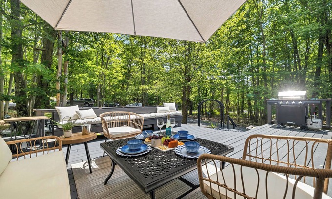 Briar Crest Woods House | Charming/Lake/Kayak/Firepit/Hot tub/Pets