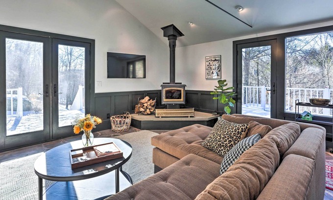 Callicoon Center Cabin | Charming Livingston Manor Cabin w/ Hot Tub!