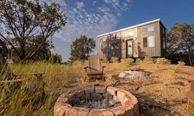 Thurber House | Charming Lookout Retreat – Perfect Tiny Home w/Scenic Vistas