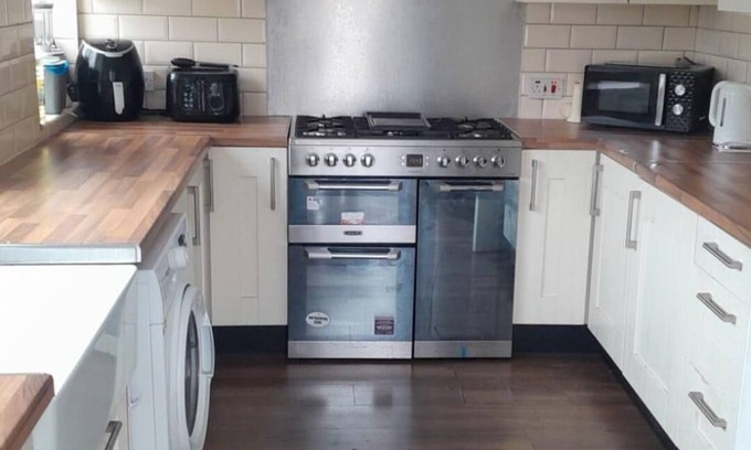 Audenshaw House | Charming Manchester House - Sleeps 6