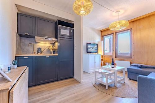 Chambery Apartment | Charming Méribel Ski-In Flat with Balcony and Mountain Views