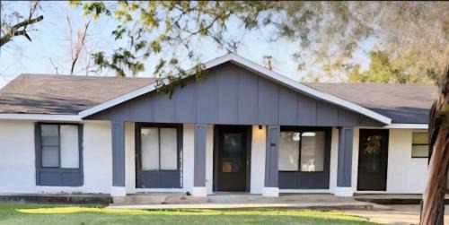 Altus House | Charming Midwest 3 Bedrooms 2 Bathrooms