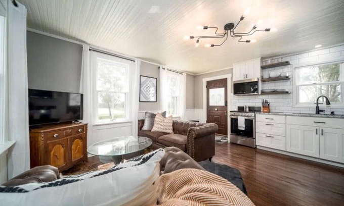 Pella House | Charming, modern and cozy retreat on the bike path