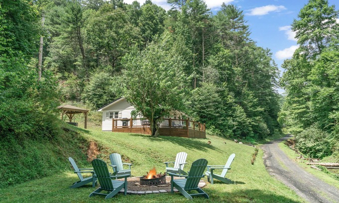 Burnsville Other | Charming Mtn Cabin, Hot Tub+Fire Pit, Private, WiFi, Grill, Near Green Mtn Area!