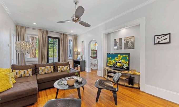 Cherry Condo | Charming Myers Park 2BR King Condo | Porch