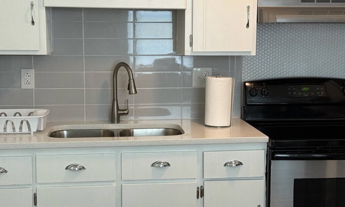 Charlotte House | Charming Northlake 2-bedroom House, Direct Route to Airport/Downtown