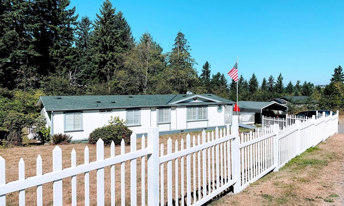 Sumner House | Charming Northwest home w/a full kitchen, private back yard - near Lake Tapps
