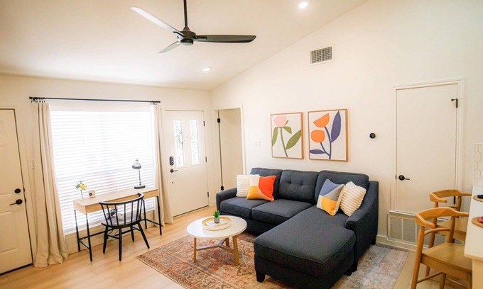 East Oak Hill House | Charming Oak Hill Bungalow/Family Friendly - Quiet Neighborhood