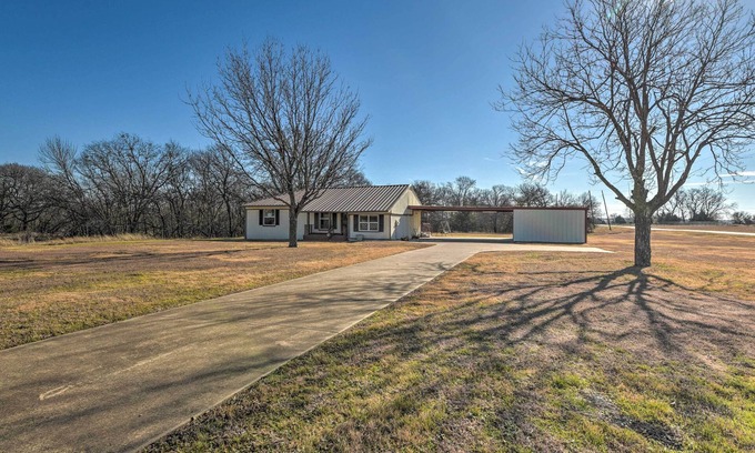 Ellis County House | Charming Palmer Family Home on 5 Acres!