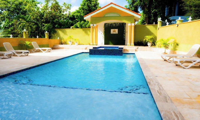 IronShore Estates Hotel | Charming Peach Retreat: Cozy Twin Beds with Poolside Views in Montego Bay