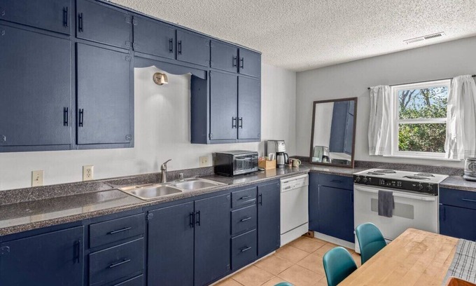 Fayetteville Cabin | Charming Pet-Friendly Cottage Near U of A