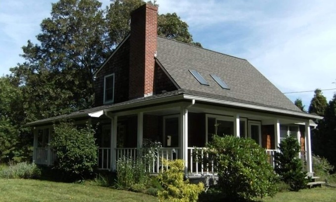 Jamestown House | Charming Private 2+ Bedroom Cottage, North End of Conanicut Point, Jamestown