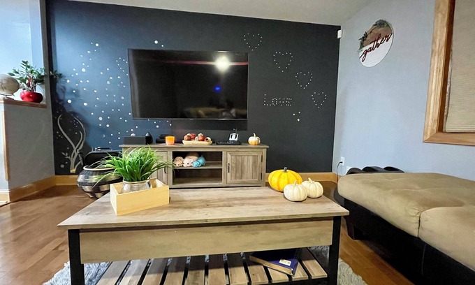 St. Anthony House | Charming, Private , 3BR, 1Bath Main Floor Close to all action Stadiums & Sports