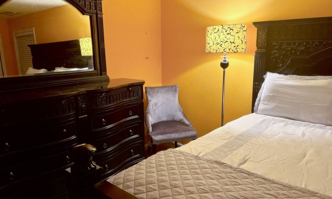 Normal House | Charming Private Room with AC, WiFi in tranquil Huntsville