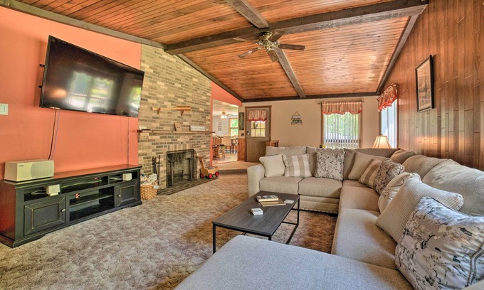 Westford House | Charming Pymatuning Lake House Near Park & Beach