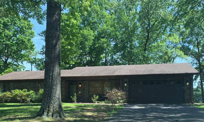 Mid America House | Charming Quiet Lakefront House with Dock on Lake Hamilton - 3 Bedroom 2 Bathroom