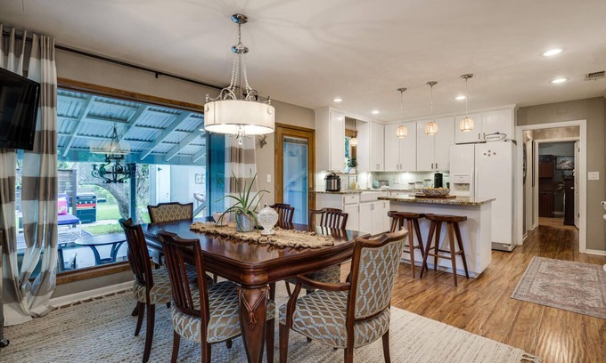 Belterra House | Charming ranch house near wedding venues,wineries, breweries, HEB, Austin Zoo