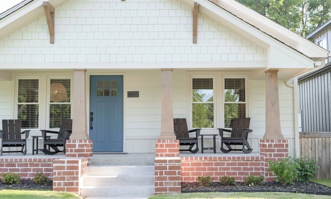 Broken Arrow Cottage | Charming Restored Craftsman-Walk to Dining-Shops- in Rose District