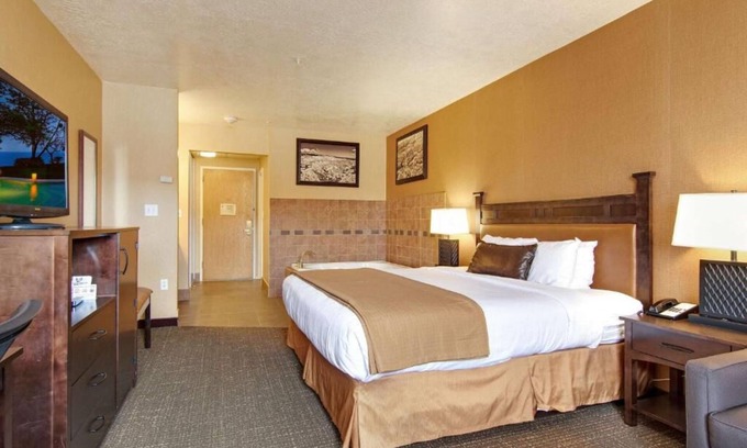 Bryce Canyon Hotel | Charming Retreat amidst Nature! Free Breakfast. Indoor Pool, Free Parking!