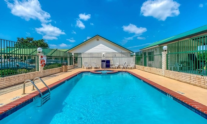 Sweet Home Hotel | Charming Room next to La Terraza Mexican Grill with Outdoor Pool & Parking