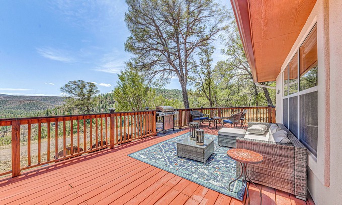 Ruidoso House | Charming Ruidoso House w/Deck & Mountain Views!