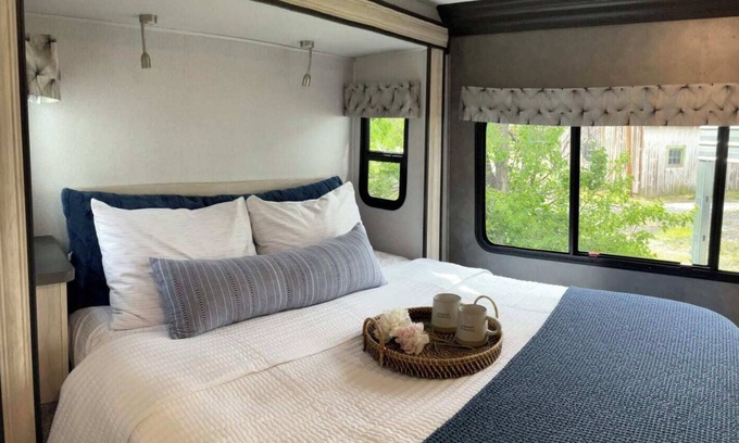 Redmond House | Charming RV with AC in Redmond - Getaway in the Heart of Central Oregon