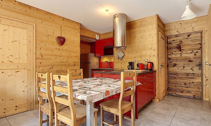 La Toussuire Apartment | Charming Ski-In/Ski-Out Apartment, 3 Bed, Sleeps 6 – Stunning Mountain View, Central Location