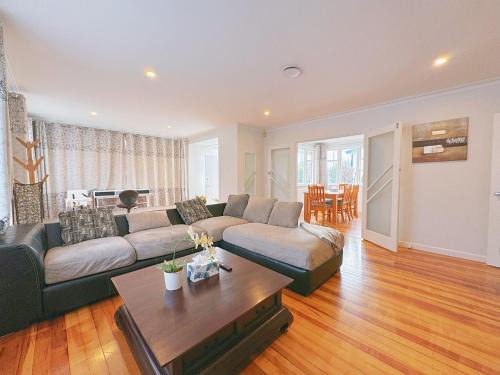 Lower Hutt House | Charming Spacious 4 BR house